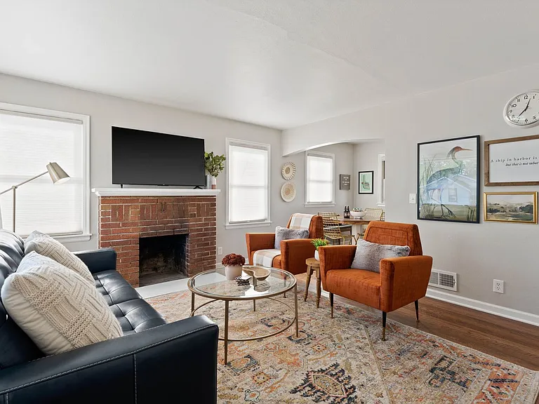 4207 N Normandie St — Photo 1