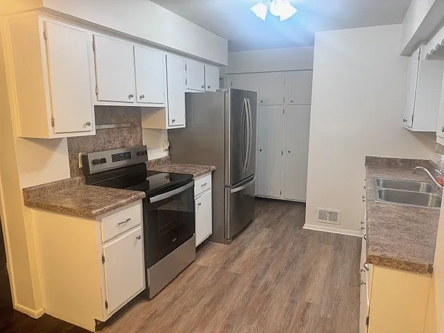 3 bed, 1.5 bath, 984 sqft, $2,400 — Photo 4