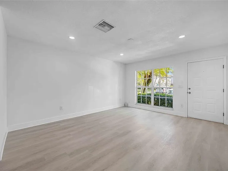 727 Kensington Lake Cir — Photo 9