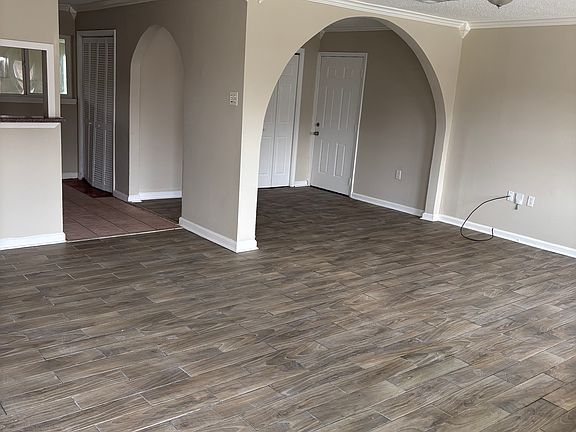 3rd image of 2865 Glenbrook Dr