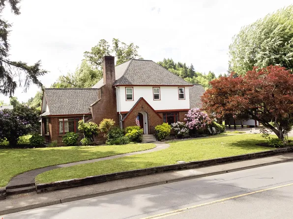 425 N 9th St, Cottage Grove, OR 97424