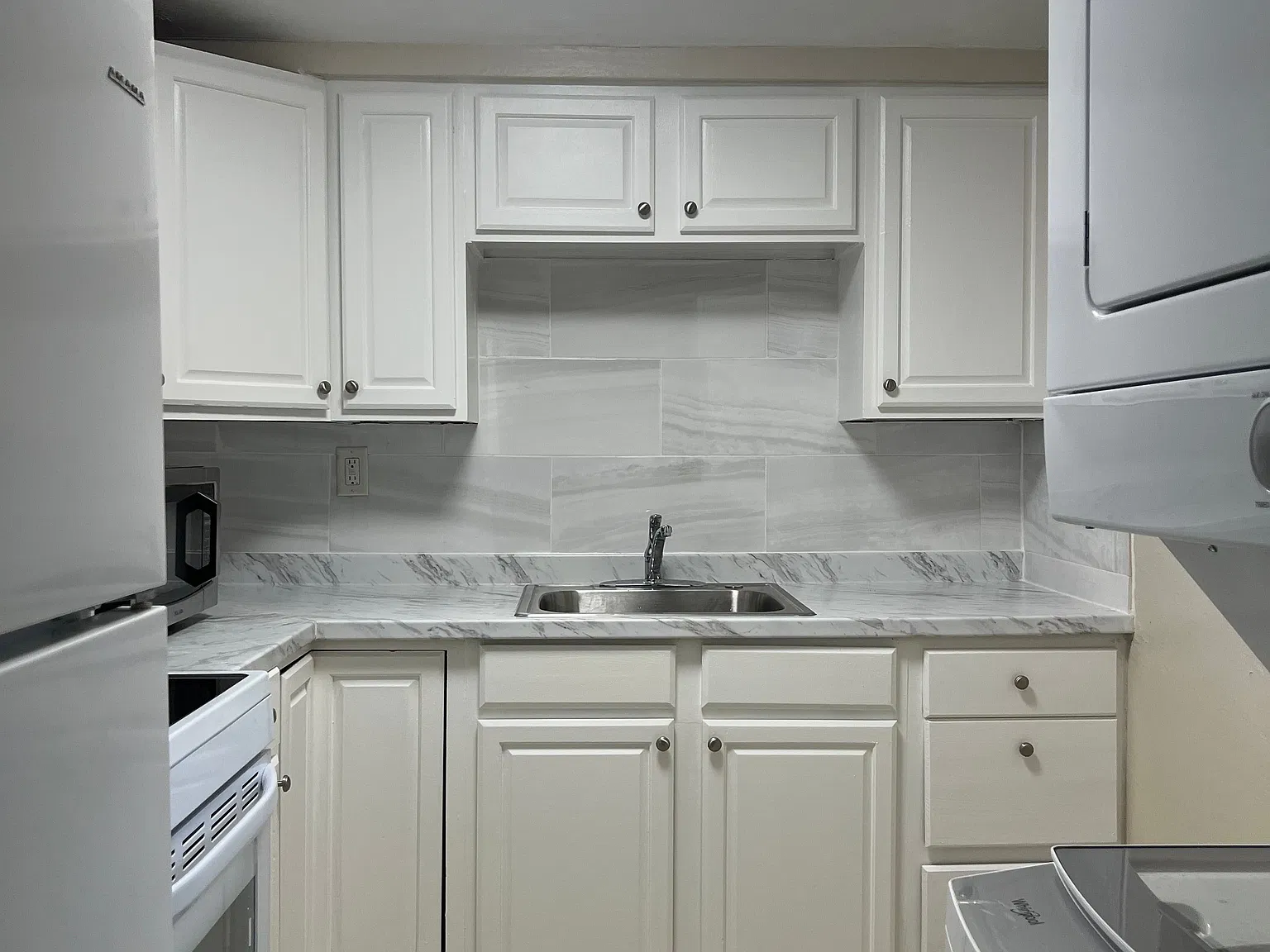 Move-In Ready in a Great Location Near Beaches, Shopping & Dining! — Photo 1