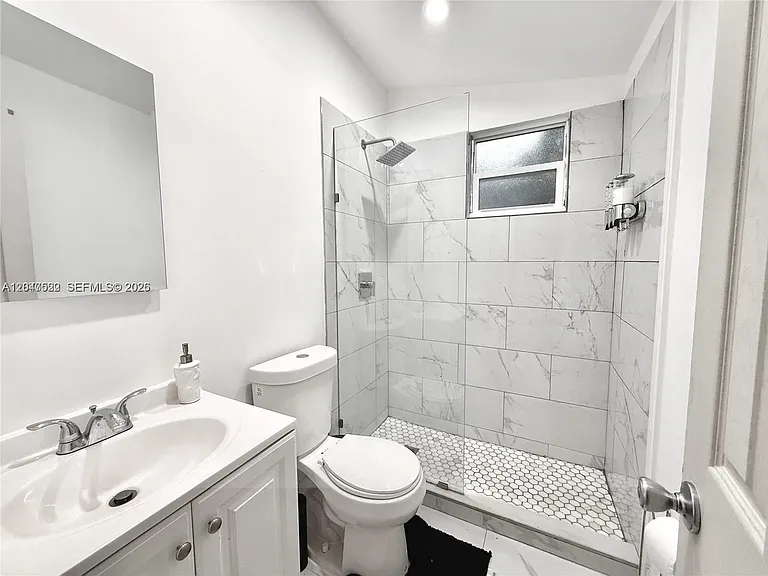 947 NE 149th St — Photo 21