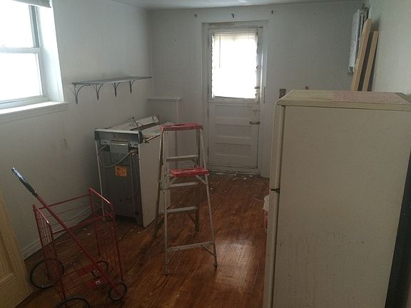 3rd image of 2150 Steinway St