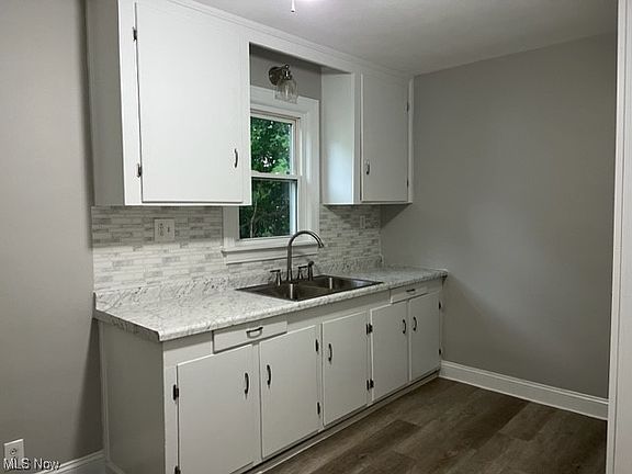 4th image of 21 E 12th St