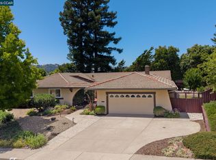 1085 Country Club Dr, Moraga, CA 94556
