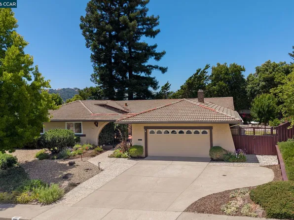 1085 Country Club Dr, Moraga, CA 94556