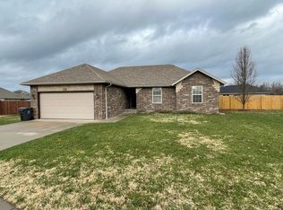 1303 N Crestview Ct, Ozark, MO 65721