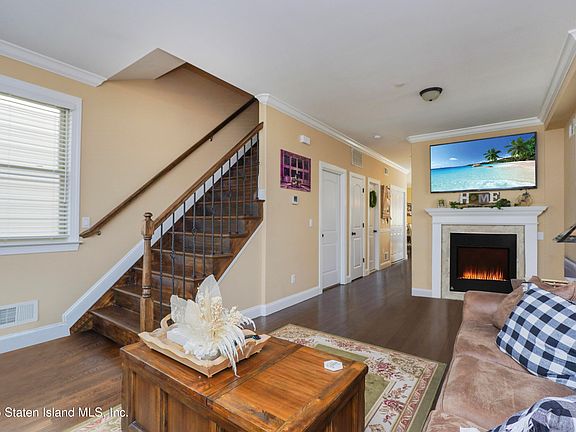 3rd image of 152 Burke Ave