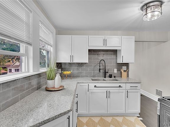 5th image of 129 Farmer St