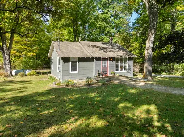 1023 N Lake Shore Dr, Harbor Springs, MI 49740