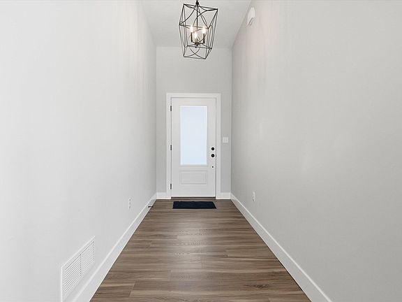 4th image of 25 Luna Ln