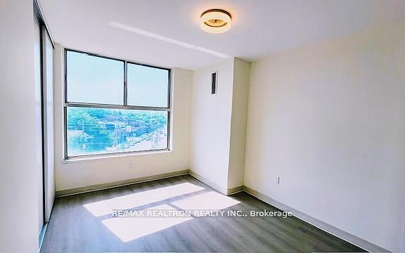 5th image of 21 Vaughan Rd #1602