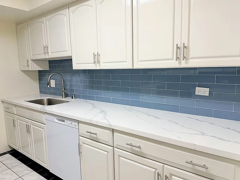 7101 Admiralty Ln — Photo 2