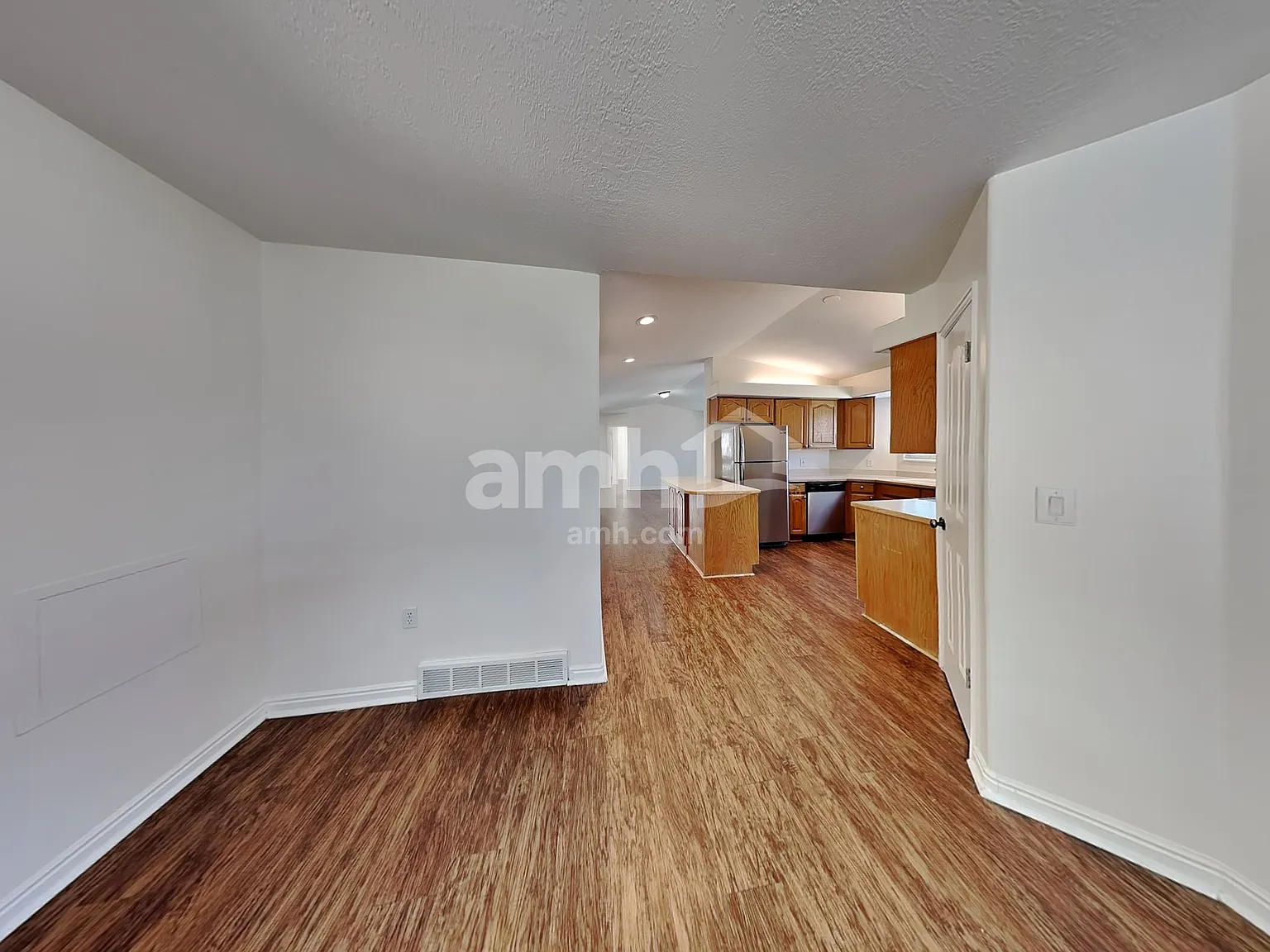 6 bed, 3.0 bath, 2438 sqft, $2,940 — Photo 4