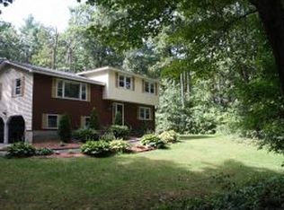 24 Woodcrest Dr, Hudson, NH 03051