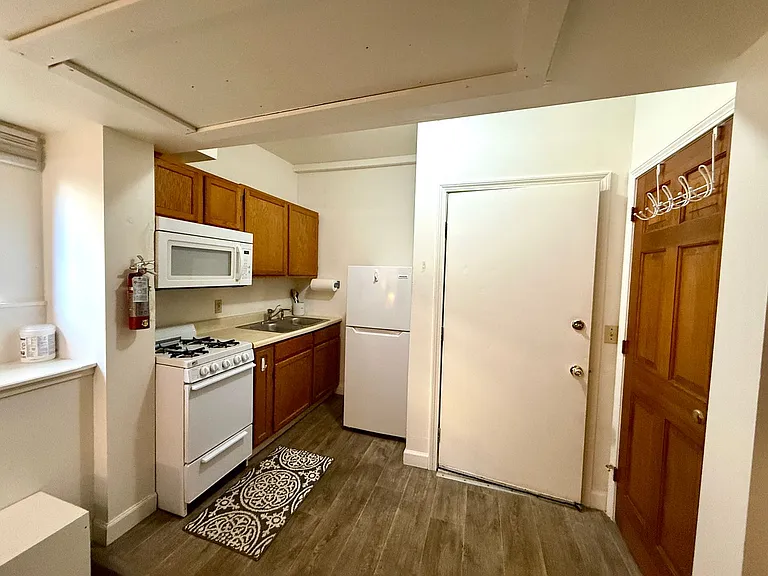383 College Street — Photo 4