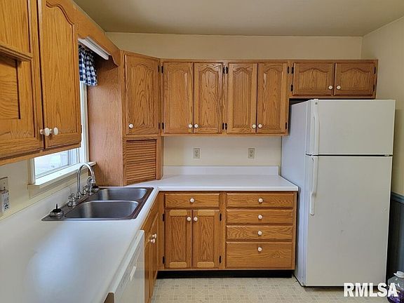 4th image of 221 E Harris St