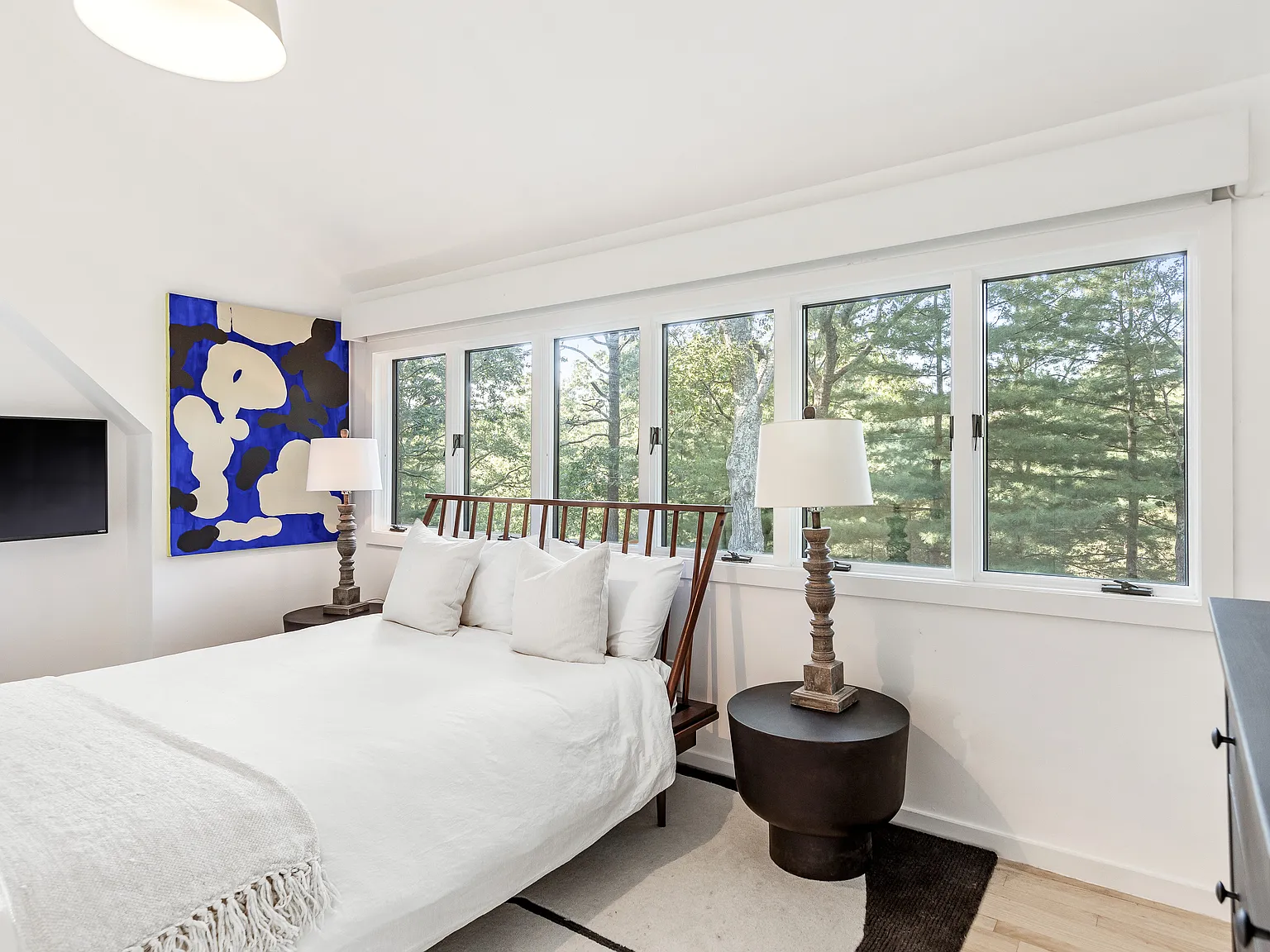 Sleek rental with privacy — Photo 2