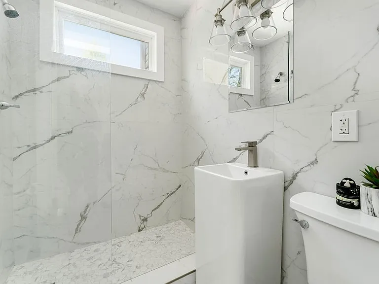 1422 Benjamin St — Photo 6