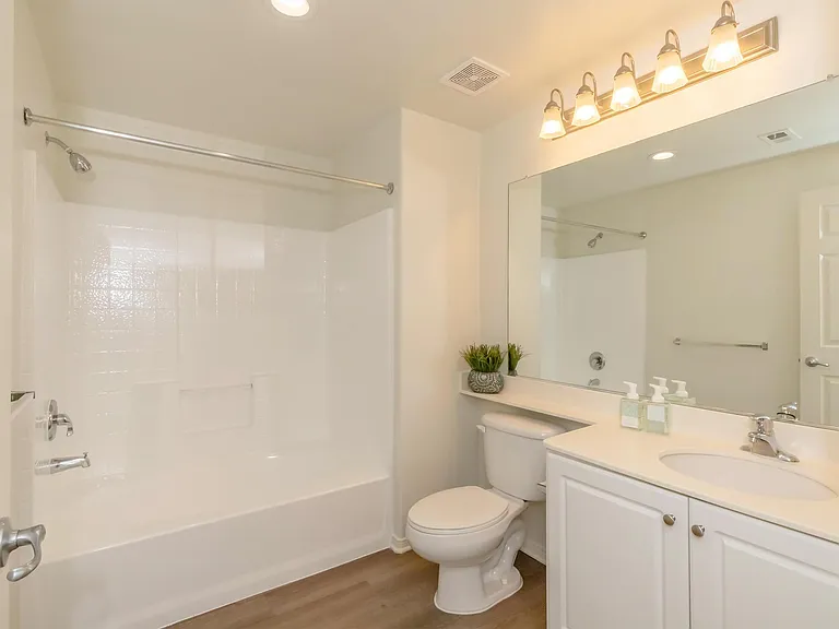 Laurel Vista Apartment Homes — Photo 37