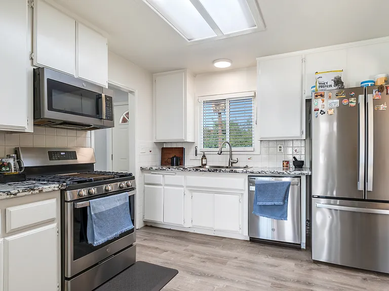 975 Brookside Ave — Photo 3
