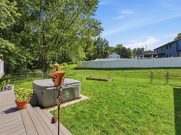 5th image of 75 Longwood Dr