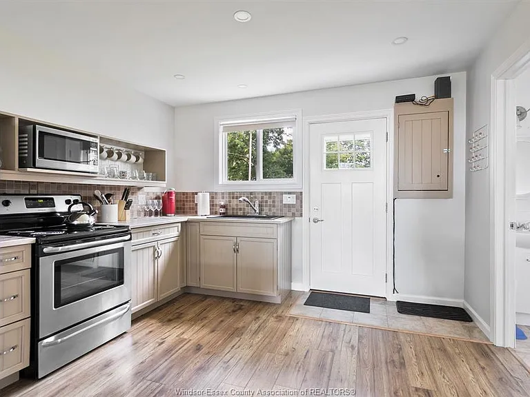 864 Lawrence Dr — Photo 6