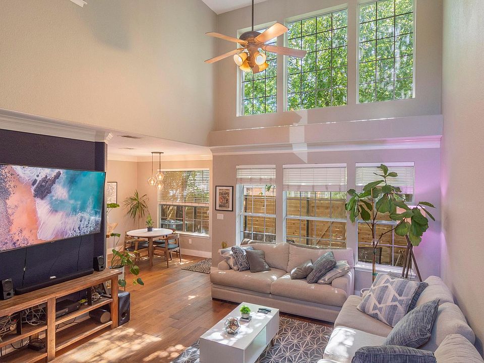 View as you walk in! Huge ceilings providing tons of natural light.