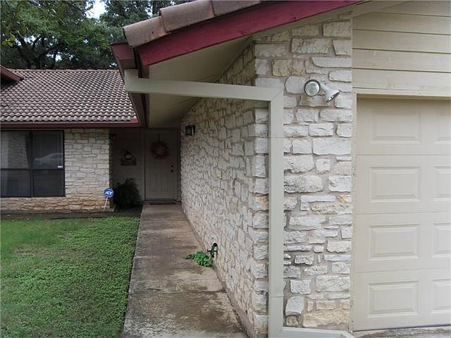 Welcome home to this inviting single story garden home. Noti