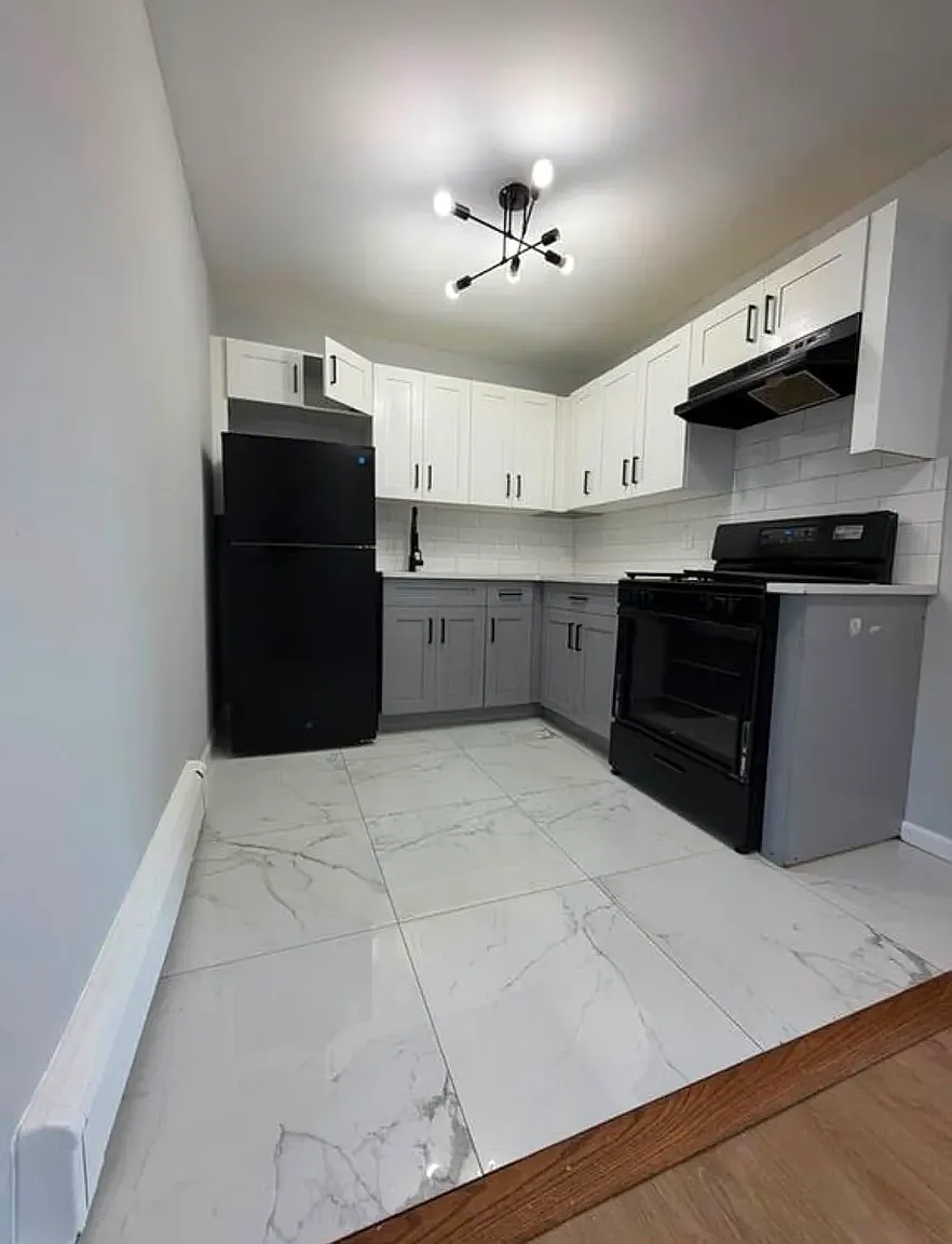 3 bed, 1000 sqft, $2,049 — Photo 1