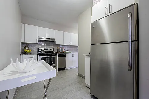 6020 Bathurst St Photo 1