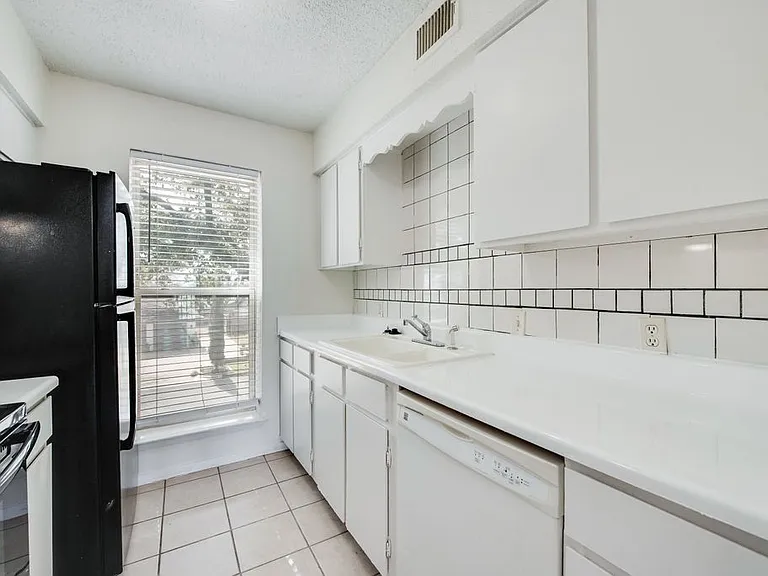 3824 Cibolo Dr #122B — Photo 4