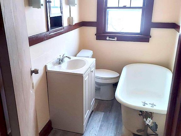 2nd image of 558 W Ravenwood Ave #2