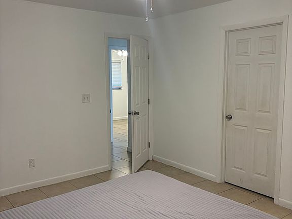 5th image of 1015 SW 48th Ter