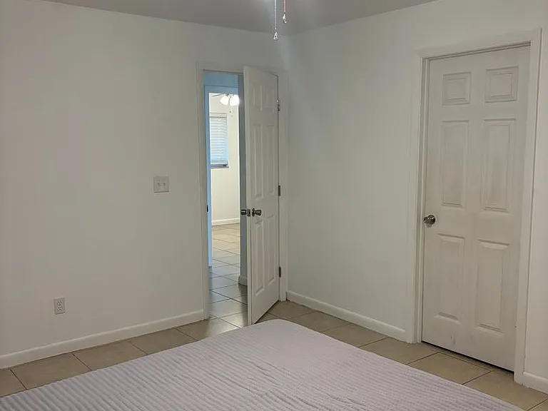 1015 SW 48th Ter — Photo 5