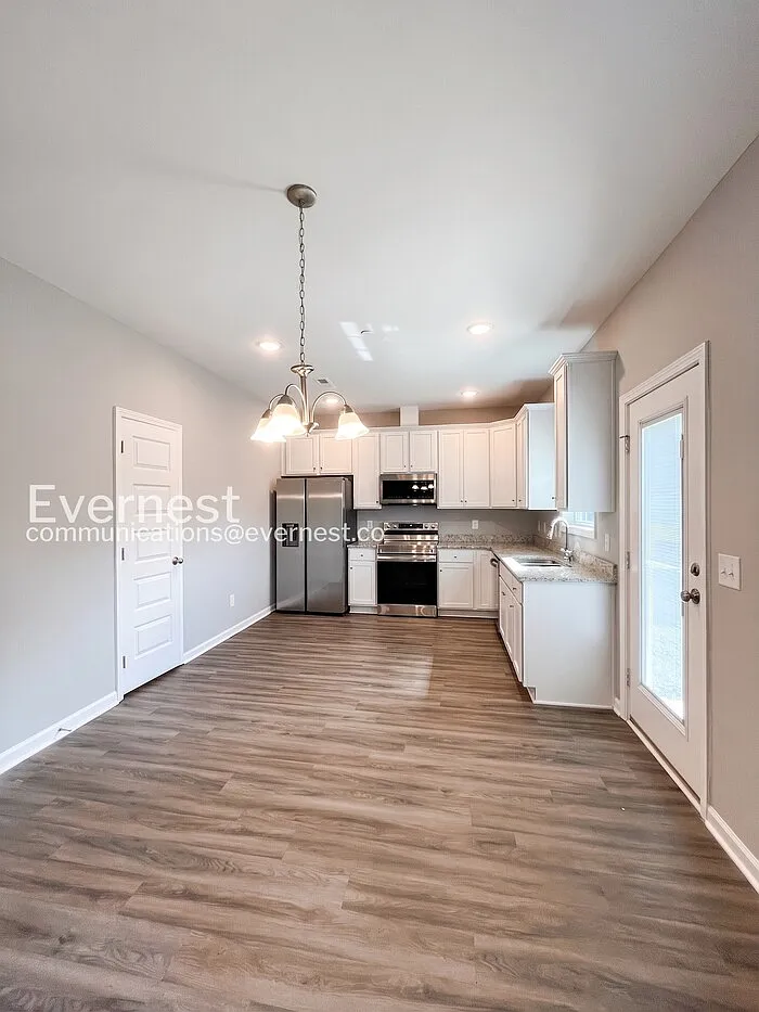 4 bed, 2.0 bath, 1720 sqft, $1,995 — Photo 3