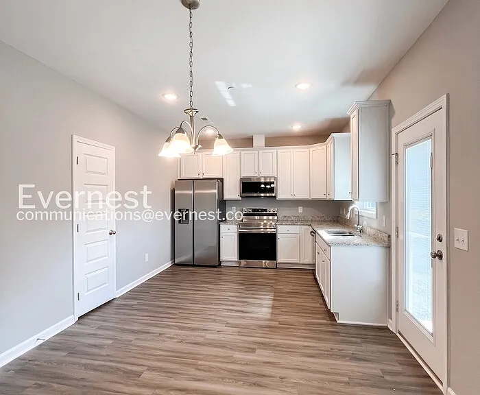 1105 Prospect Ct — Photo 2