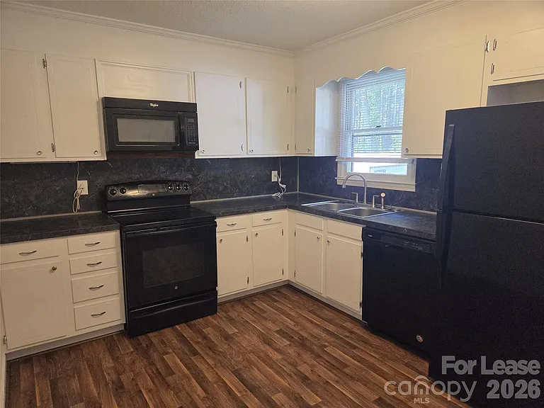 411 Town St — Photo 4