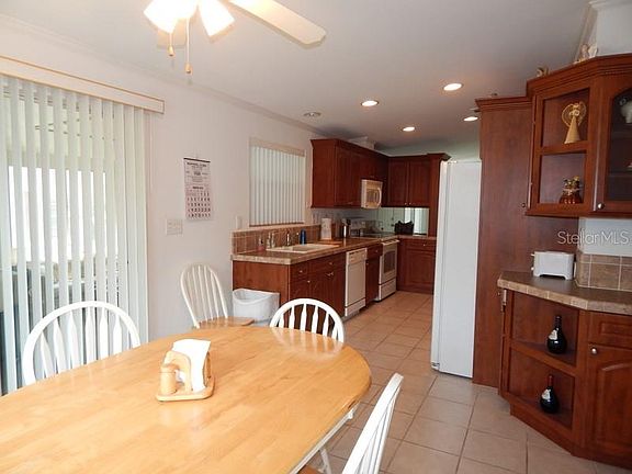 3rd image of 6 Den Helder Ave