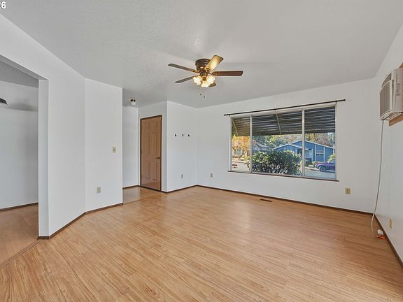 4th image of 632 Sherman Dr