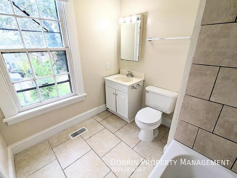 704 W Clay St — Photo 8