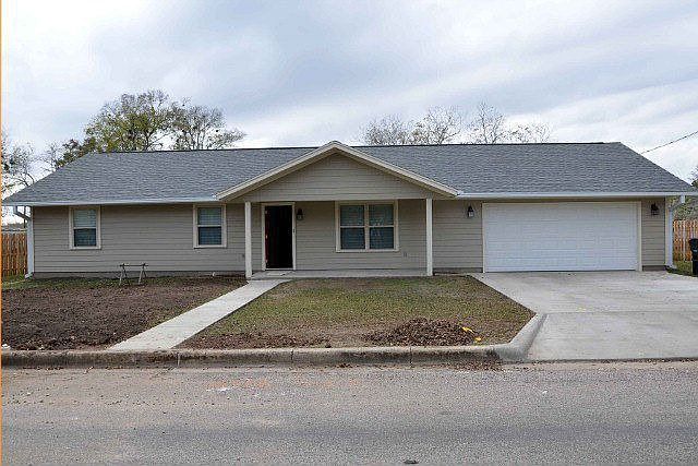 1st image of 814 N Avenue G