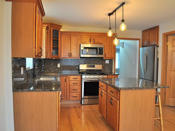 4th image of 16W657 2nd Ave