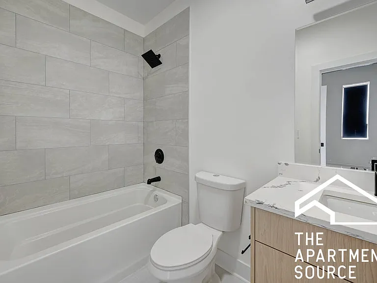 4709 N Artesian Ave #203 — Photo 10