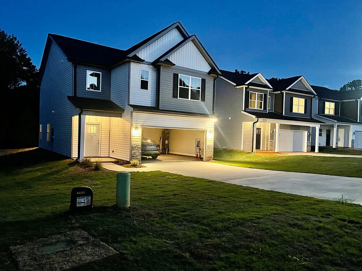 Building Photo - 211 Rosewood Cir #211