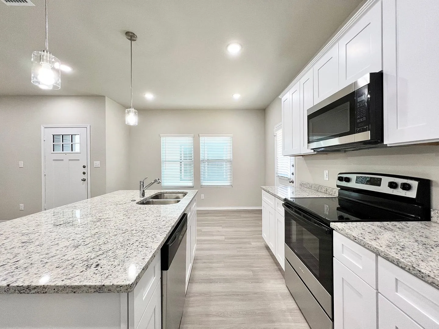 Brand New Duplex in New East Parks Community — Photo 4