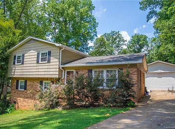 3rd image of 335 Holly Cir