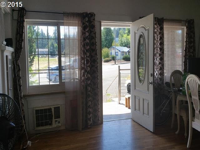 2nd image of 9143 NE Sandy Blvd