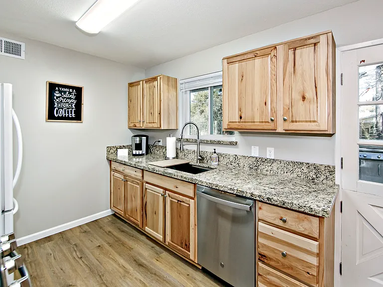 1608 W Thumb Butte Rd — Photo 3